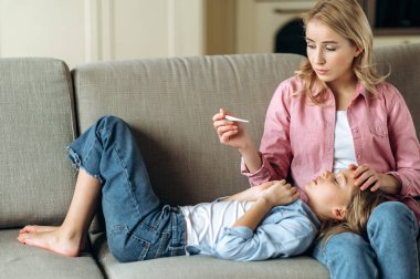 Hastalık evde oturur kadın kanepede.