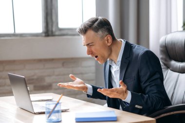 Kafkasyalı iş adamı çevrimiçi olarak şaşırdı.