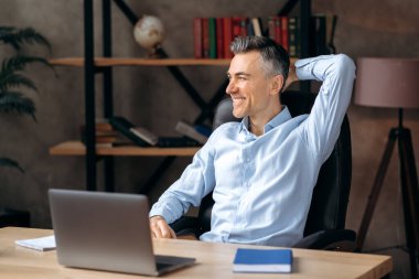 İş adamı Kafkasyalı başarılı olgun rahatlayan kendine güvenen