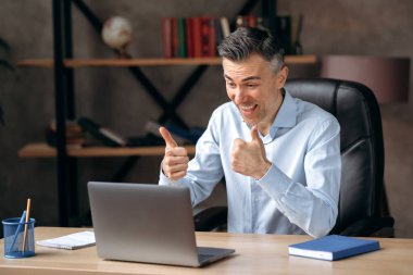 İş adamı Kafkasyalı başarılı çevrimiçi olgun, kendinden emin video çağrısı