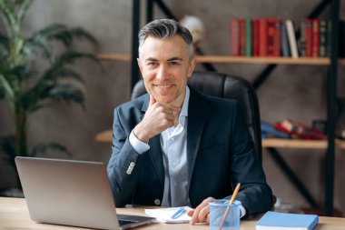 İş adamı Kafkasyalı başarılı çevrimiçi olgun kendine güvenen