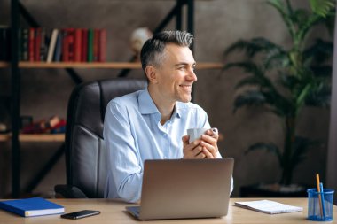 İş adamı Kafkasyalı başarılı çevrimiçi olgun kendine güvenen