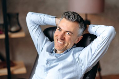 İş adamı Kafkasyalı başarılı olgun rahatlayan kendine güvenen