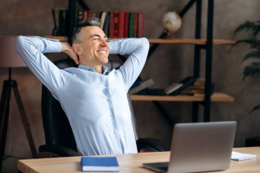 Rahatlatıcı iş adamı, gülümseme, ofis, dizüstü bilgisayar