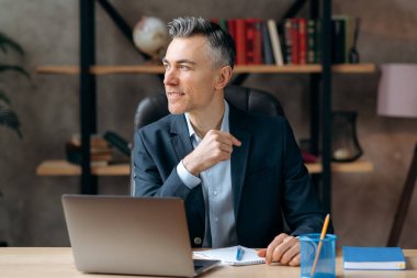 İş lideri, gri saçlı, beyaz, ofis, dizüstü bilgisayar