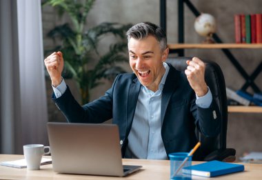 Memnuniyetle, Kafkas iş lideri, sevinçle, elleriyle el hareketleriyle.