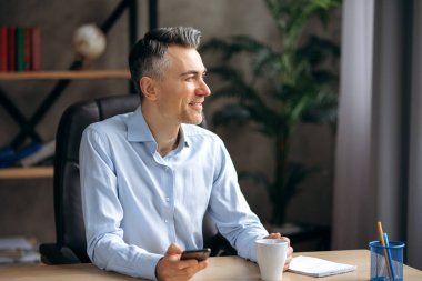 İş adamı, mola, ofis, akıllı telefon, sohbet, gülümseme