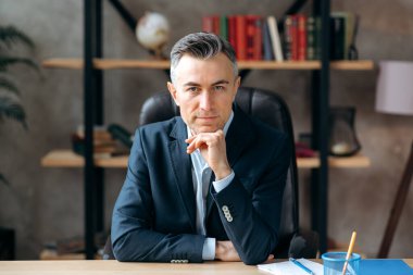 İşletme lideri bir konferans görüşmesine odaklanmış, başını elinin üzerine koymuştu.