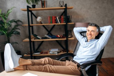 Ofis, masa, dizüstü bilgisayar, dinlenen beyaz adam, gülümseyen.