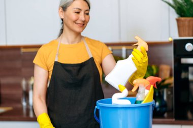 Asyalı temizlikçi, eldiven, temizleyici, mutfak, önlük, gülümseme.