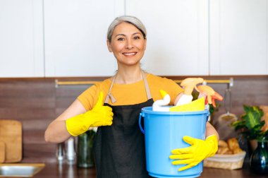 Bayan, Asyalı, temizlik, mutfak, kova, önlük, deterjan, soba, gülümseme..