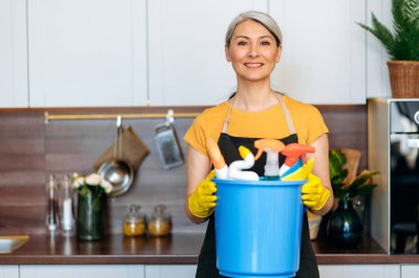 Bayan Asyalı, temizlik, önlük, mutfak, kova, deterjan, ocak, gülümseme..