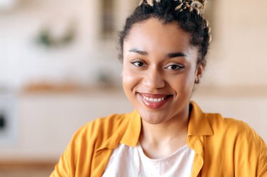 Afrikalı Amerikalı güzel bir kadın. Mutlu.