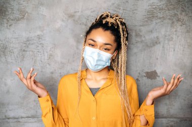 Koruyucu maskeyi önleme tıbbi covid19 pandemik kadın tehlikesi