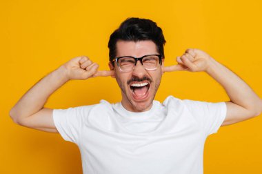 Negatif bağırma, öfkeli kulaklar, beyaz tenli izole edilmiş arka plan.