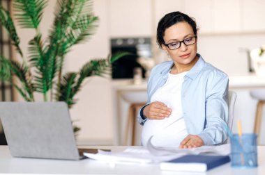 Hamile kadın, melez ırk, iş kadını, göbek.