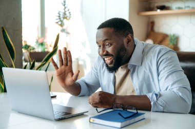 Afro-Amerikan erkek işleri başarılı. Bağımsız video konferansı. Sanal.
