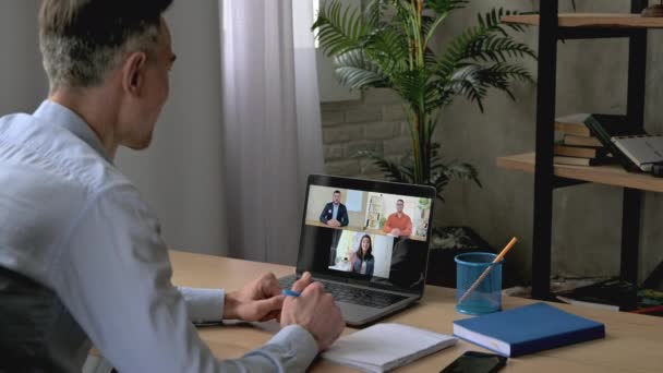 Virtuelles Online-Meeting, Videokonferenz. Erfolgreicher Mann mit Online-Meeting, Brainstorming mit Kollegen, Videoanruf-App und Laptop, Besprechung der Geschäftsstrategie, Notizen machen — Stockvideo