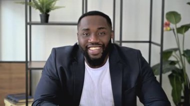 Başarılı Afrikalı Amerikalı erkek menajer, iş adamı ya da özel hoca ile sanal online görüşme, iş arkadaşlarıyla ya da müşterilerle video konferansında konuşma, el kol hareketi ve gülümseme