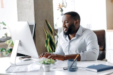 Yakışıklı, kendine güvenen Afro-Amerikan iş adamı, borsacı, yönetici ya da avukat, bilgisayardaki bir ofiste çalışan, iş arkadaşı ya da müşterisiyle çevrimiçi iletişim kuran, klavyede yazan