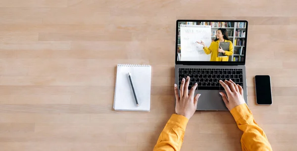 E-learning, educação online, webinar. Visão superior na tela do laptop na mesa, com o professor inteligente caucasiano feminino, conduz uma lição on-line por videoconferência, fica perto do quadro branco. Espaço de cópia — Fotografia de Stock