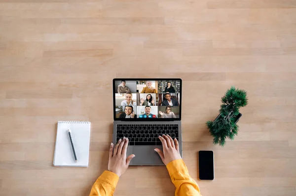 Briefing aziendale online. Vista dall'alto sullo schermo del computer portatile sulla scrivania con diverse persone multirazziali riunite per comunicare a distanza durante la videoconferenza sui problemi di lavoro. Copia spazio — Foto Stock