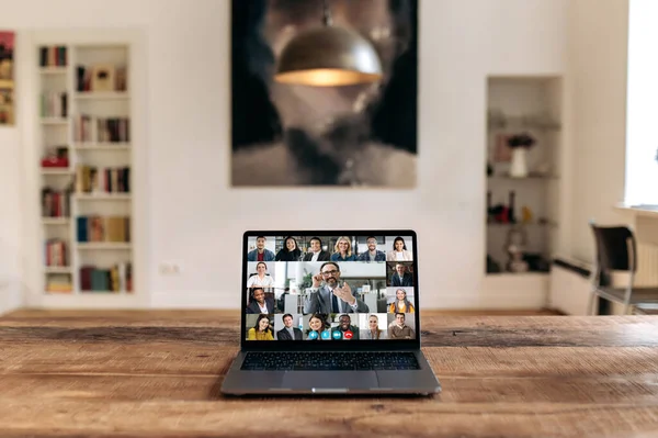 Reunión virtual de negocios en línea. Ver en la pantalla del ordenador portátil con adulto inteligente influyente caucásico empresario o entrenador lleva a cabo la reunión de vídeo, reunión informativa de negocios con socios multirraciales exitosos —  Fotos de Stock