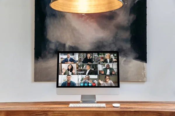 Comunicación en línea por videoconferencia. Vista de un monitor de computadora con diversos socios comerciales multirraciales exitosos de diferentes partes del mundo reunidos para discutir temas de negocios —  Fotos de Stock