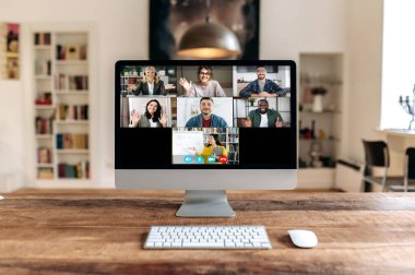 Online eğitim. Çok ırklı insanlarla birlikte gözlemlenen kadın öğretmen çevrimiçi bir ders veriyor, beyaz tahtada bilgi gösteriyor, farklı yaş ve uluslardan öğrenciler çevrimiçi bilgi ediniyor