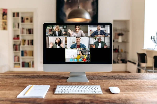 Fernstudium. Computermonitor mit multirassischen Menschen, Lehrerin hält Online-Vorlesung, zeigt Informationen auf Whiteboard, Schüler unterschiedlichen Alters und unterschiedlicher Nationen lernen online — Stockfoto