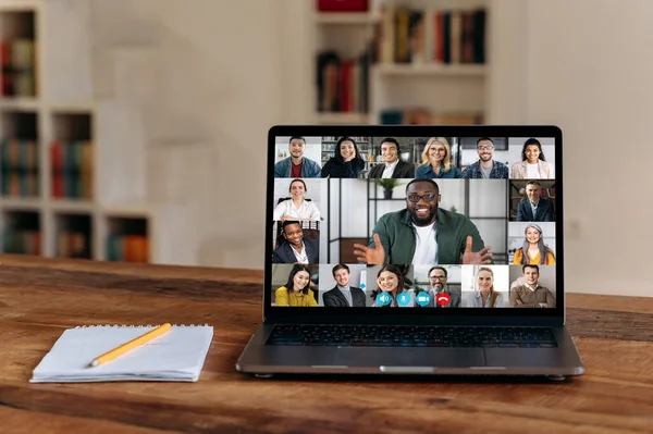 Comunicación de vídeo en línea. Ver en la pantalla del ordenador portátil con confianza hombre de negocios afroamericano o mentor lleva a cabo la reunión de vídeo, reunión informativa de negocios con colegas multirraciales exitosos —  Fotos de Stock