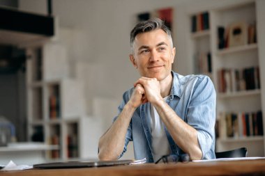 Mutlu, yakışıklı, beyaz saçlı, serbest çalışan, şık giyimli, işe ara vermiş, tatilin hayalini kuran, yüzünü çeviren, el ele tutuşan beyaz saçlı ya da menajerin portresi