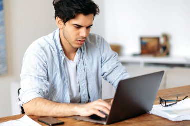Genç, başarılı, karma ırk adamı, serbest çalışan, yönetici ya da öğrenci, uzaktan çalışan ya da çalışan, gündelik kıyafet giyen, iş arkadaşı ya da müşterisiyle mesajlaşan, internette gezinen, fikirleri araştıran