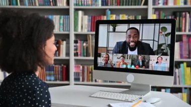 Video çağrısı, online eğitim. Afrikalı Amerikalı mutlu kız öğrenci, uzaktan öğreniyor, çevrimiçi ders izliyor, iş arkadaşlarıyla iletişim kuruyor, bilgisayar ekranındaki çok ırklı insanlar, sanal toplantı.