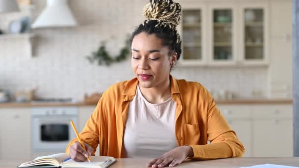 Bella ragazza afroamericana elegante, donna d'affari, freelance o tutor, conduce un incontro online con colleghi o studenti, tiene un discorso su idee e piani, ascolta l'interlocutore — Video Stock