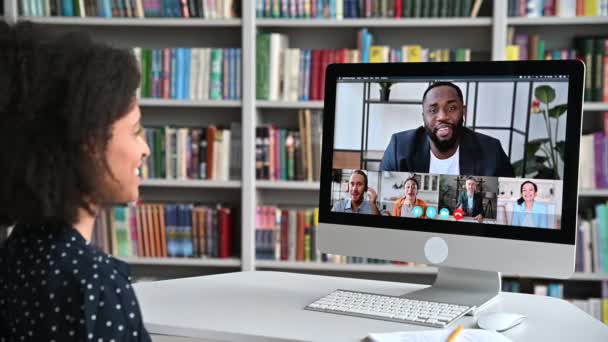 Видеозвонок, онлайн-образование. Афро-американская счастливая студентка, дистанционно учится, смотрит онлайн лекцию, делает заметки, мультирасовые улыбающиеся люди на экране компьютера, виртуальное общение — стоковое видео
