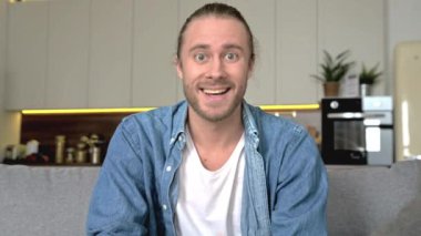 Sanal online toplantı. Çekici karizmatik beyaz adam, video iletişimi kuruyor, webcam 'e bakıyor, müdahaleciyi dinliyor, elleriyle işaret ediyor. Video konferansı