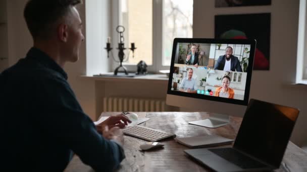 Concept d'appel vidéo. Vue latérale d'un homme d'affaires et d'un écran d'ordinateur avec divers gens d'affaires réunis dans une conférence en ligne de groupe pour discuter des questions de travail et de la stratégie et des plans d'affaires — Video