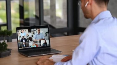 Çevrimiçi video iletişim konsepti. Bir dizüstü bilgisayar ekranında farklı insanlarla, çalışanlarla, iş ortaklarıyla, iş arkadaşlarıyla çevrimiçi brifing, beyin fırtınası, grup telgrafı