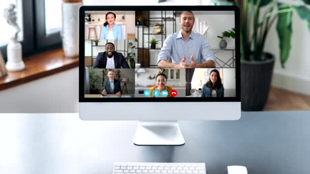 Virtuele vergadering, videoconferentie communicatie. View of a computer monitor with various multiracial successful business partners from different parts of the world gathered to discuss business issues — Stockvideo