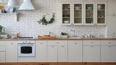 Neşeli, mutlu, Afro-Amerikan kadın, günlük giysiler içinde, rastalı saçlarıyla, evde en sevdiği müzikle dans ediyor, evde tek başına eğleniyor.