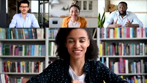 Comunicação à distância, videoconferência online. Colegas amigáveis de sucesso multinacionais falando em uma chamada de vídeo, mulher afro-americana realiza briefing de negócios on-line, brainstorm grupo — Vídeo de Stock