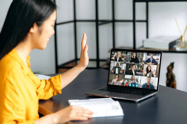 Asian successful young woman talking on video conference with multiracial business team, discussing the project and strategy. Online business meeting, brainstorm of employees, online conversation — Stock Photo, Image