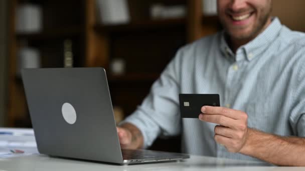 Online αγορές. Ένας άνθρωπος κατέχει τραπεζική κάρτα, χρησιμοποιώντας φορητό υπολογιστή, εισάγει πληροφορίες για να πληρώσει για τις αγορές και την παράδοση μέσω του διαδικτύου. Ηλεκτρονική συναλλαγή, πληρωμή για αγορές — Αρχείο Βίντεο