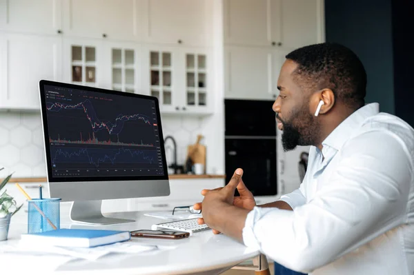 Investments, trading on the stock exchange. African american man trader investor, is analysing cryptocurrency financial market, looks at computer,trading data index chart graph on pc screen — Fotografia de Stock