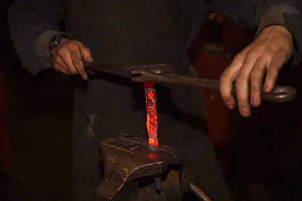 Blacksmith working with vise — Stock Photo, Image