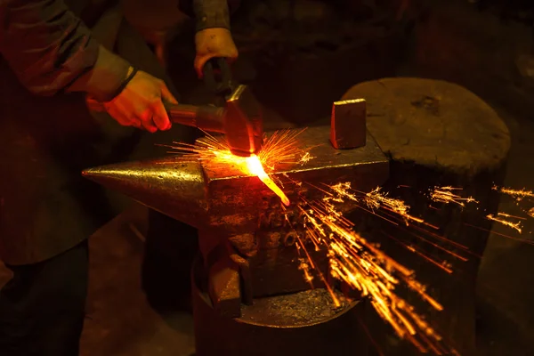 Blacksmith forfing hot iron — Stock Photo, Image