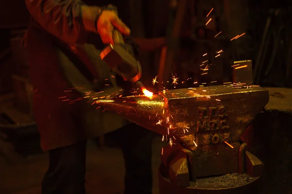 Blacksmith forfing hot iron — Stock Photo, Image