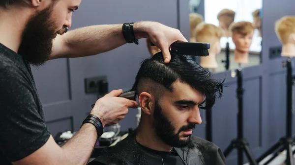 Ανδρικό κομμωτήριο κτένισμα και το ξύρισμα μαλλιά αρσενικό ενός υπολογιστή-πελάτη — Φωτογραφία Αρχείου