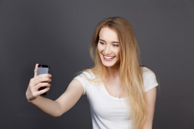 genç güzel sarışın kadın selfie alarak